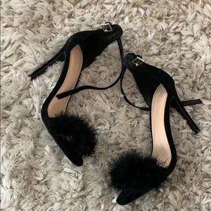 Black sandal with Pom Pom!